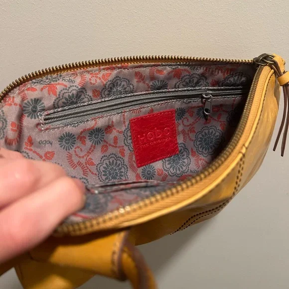 HOBO Sable Wristlet Polished Leather Natural - Picture 4 of 6